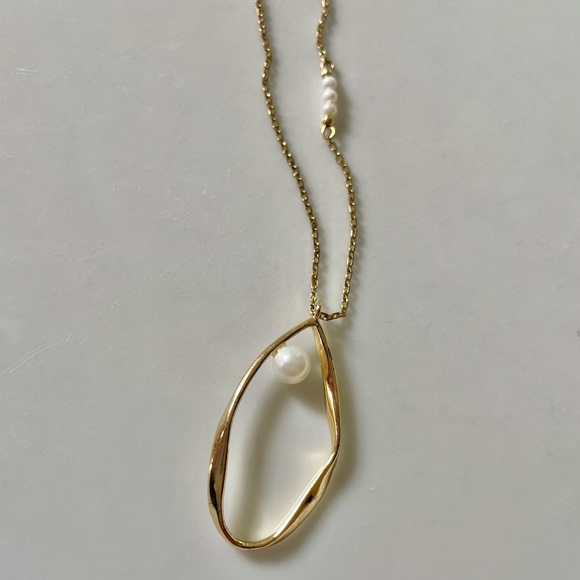 Ann Taylor LOFT Gold Vermeil White Pearl 32” Pendant, Minimalist, good condition - Picture 8 of 17
